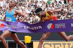 Chân chạy Tanzania vô địch marathon thế giới với kỷ lục vô tiền khoáng hậu