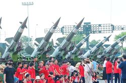 Dàn khí tài quân sự hiện đại thu hút du khách trong ngày cuối Triển lãm thành tựu Đất nước