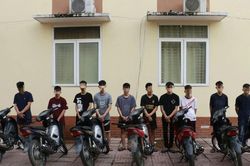 Bắt nhóm đối tượng 'nổi' trên mạng xã hội vì mang hung khí truy đuổi nhau trong đêm