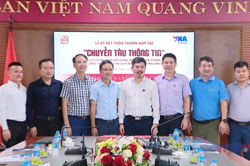 Đưa ấn phẩm đặc sắc của TTXVN lên chuyến tàu 'Hà Nội 5 cửa ô'