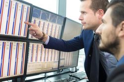 Khối ngoại vẫn bán ròng gần 1.600 tỷ, cá nhân và tổ chức trong nước 'đỡ'