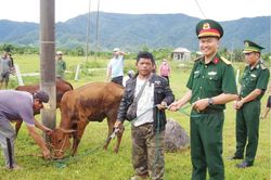 Trao sinh kế cho bà con vùng biên