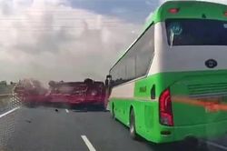 Nhiều người bị thương, ô tô hư hỏng sau tai nạn liên hoàn trên cao tốc