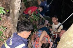 Cảnh sát cứu 3 người khuyết tật bị ngã xuống thác ở Tam Đảo