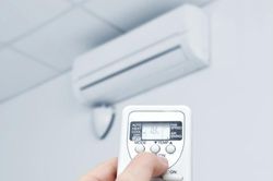 Nên tắt hay bật điều hòa khi ra ngoài?