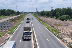 Dừng, đỗ xe trên đường cao tốc không đúng quy định bị trừ bao nhiêu điểm giấy phép lái xe?