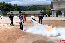 Nhân dân, học sinh thực hành trải nghiệm PCCC và CNCH