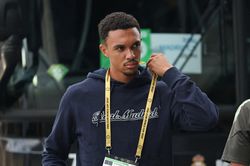 Giấc mơ của Trent Alexander-Arnold vỡ vụn sau 4 phút