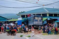 Quảng Trị: xe tải mất lái lao vào chợ Tân Long, 10 người thương vong