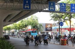 Hà Nội: Xe máy đi vào làn xe ô tô trên đường Phạm Văn Đồng gây mất an toàn giao thông