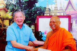 Vĩnh Long: Thăm, tặng quà các chùa, cán bộ hưu trí Khmer dịp Lễ Sêne Đôlta