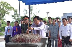 Đoàn đại biểu dự Đại hội Thi đua yêu nước tỉnh lần thứ VI tri ân các anh hùng liệt sĩ