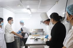 Kiểm tra đột xuất khách sạn 5 sao Du Parc và Sofitel Legend Metropole Hà Nội sản xuất bánh Trung thu