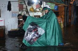 Mưa lớn chiều tối, người dân lội nước về nhà
