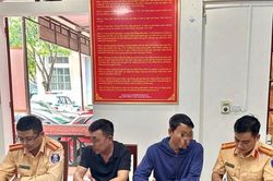 Vượt ẩu trên đường đang thi công, hai tài xế xe khách ở Nghệ An bị xử phạt