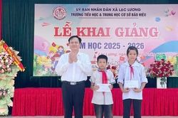Trao 572 suất quà cho học sinh dịp năm học mới