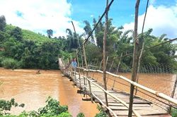Nhọc nhằn trên những cây cầu treo chật hẹp