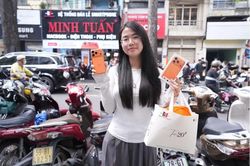 Hào hứng khi là người đầu tiên sở hữu iPhone 17 và iPhone Air chính hãng tại Việt Nam