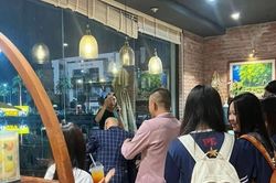 Cảnh tượng bất ngờ tại quán cà phê nơi 'em của tổng tài' đánh ngã nam nhân viên