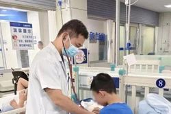 Bé trai 11 tuổi nhập viện vì học liên tục 14 giờ