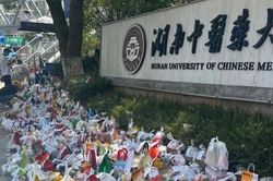 Chê cơm căng-tin, sinh viên Trung Quốc biến cổng trường thành 'biển đồ ăn'