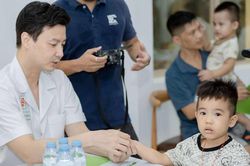 Thoát cảnh 'ốm nhẹ cũng chạy viện lớn': Vì sao Việt Nam cần nhân rộng bác sĩ gia đình?