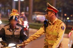 CSGT l&agrave;m nhiệm vụ tại n&uacute;t giao kh&ocirc;ng được dừng xe, vi phạm sẽ bị xử l&yacute; 'phạt nguội'