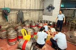 Phát hiện cơ sở có dấu hiệu sản xuất, kinh doanh bia giả mạo nhãn hiệu nổi tiếng