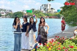 Hồ Gươm vào thu với nắng vàng, gió mát, hoa khoe sắc hương
