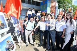 Giao lưu văn học nghệ thuật với cán bộ, chiến sĩ Vùng 2 Hải quân
