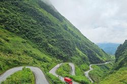 Chiêm ngưỡng đường dốc Thẩm Mã uốn lượn như dải lụa giữa mây trời Hà Giang