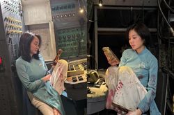 Những hình ảnh trái ngược không khí căng thẳng trên phim 'Tử chiến trên không'