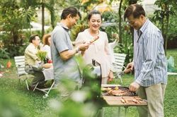 Vì sao khi về già nên hạn chế tới thăm nhà họ hàng, bạn bè?