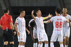 Thủ môn tuyển Việt Nam chơi xuất thần, Hà Nội FC chôn chân ở nhóm cuối; MU hạ Chelsea trong trận cầu có 2 thẻ đỏ