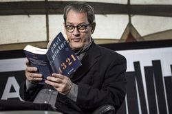 Không gian sáng tác lạ lùng của Paul Auster