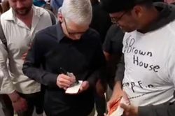 Người đàn ông đánh rơi iPhone 17 Pro trước mặt Tim Cook, phản ứng khiến dân mạng bất ngờ
