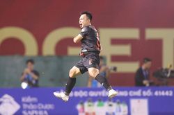 Vượt qua ĐKVĐ Nam Định, tân binh Ninh Bình bay cao trên ngôi đầu V.League