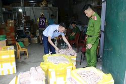 Nghệ An: Phát hiện hàng nghìn chân gà, xúc xích, nem chua đông lạnh không rõ nguồn gốc