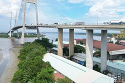 [Ảnh] Hàng loạt chân cầu vượt tại Thành phố Hồ Chí Minh đang dần biến thành các bãi xe và bãi rác tự phát