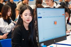 Bỏ xét học bạ: Phụ huynh, thí sinh, nhà trường tranh luận sôi nổi