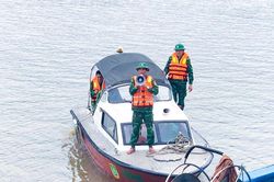 Trước bão số 9, lực lượng biên phòng giúp ngư dân Nghệ An neo trú tàu thuyền an toàn