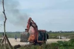 Đang thi công trên đường Nguyễn Sỹ Sách kéo dài, máy xúc bất ngờ bốc cháy dữ dội