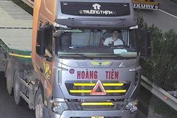 Dừng đèn đỏ dùng điện thoại có bị phạt không?