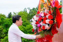 Đoàn đại biểu Đại hội Thi đua yêu nước tỉnh Nghệ An năm 2025 dâng hoa tưởng niệm Chủ tịch Hồ Chí Minh