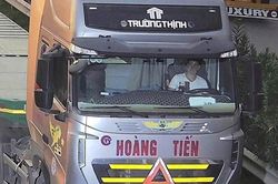 Dừng đèn đỏ dùng điện thoại: Hiểu đúng luật để tránh bị phạt