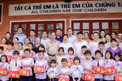 Sở Y tế trao 116 suất quà Trung thu cho trẻ em có hoàn cảnh đặc biệt