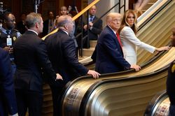 Thang cuốn hỏng, máy nhắc chữ lỗi, mic tắt: Ông Trump nghi bị 'chơi xấu' tại LHQ