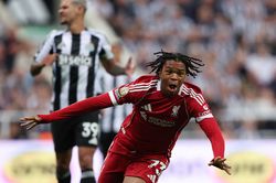Thần đồng Liverpool kiếm bộn tiền ở tuổi 17