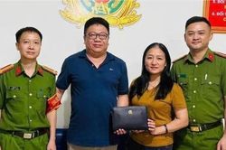 Người phụ nữ ở Nghệ An nhặt được gần 400 triệu đồng, giao nộp công an tìm người đánh rơi
