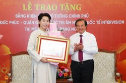 Ca sĩ Đức Phúc nhận bằng khen của Thủ tướng